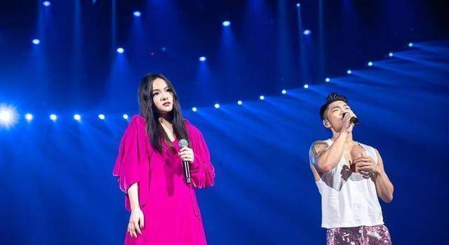 36岁徐佳莹上班暴露身高了,穿紫色裙158cm变148cm,腿p都来不及_连衣裙