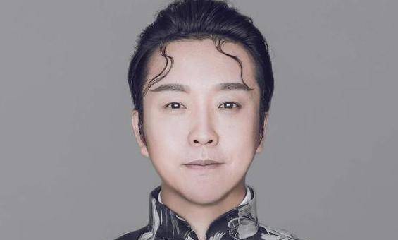 41岁李玉刚近照,胖出双下巴失去美感,脸颊赘肉发福太明显_美女_造型