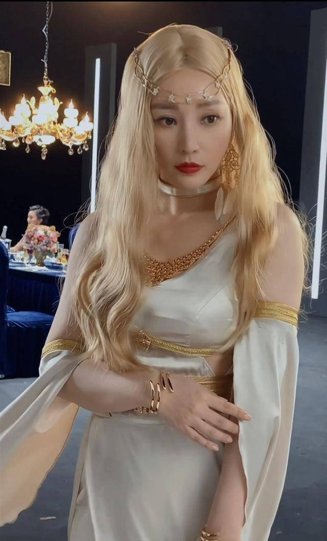40岁柳岩cos雅典娜,金发红唇眼神撩人,网友:辣妹本辣啊!
