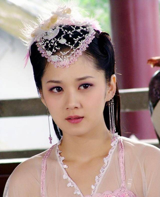 38岁张娜拉甜美现身,穿小黑裙少女感挡不住,"冻龄脸"太惊艳_的设计