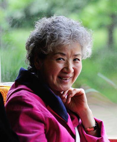 张艺谋说,她红不了,不信邪的她,74岁终于被赵丽颖