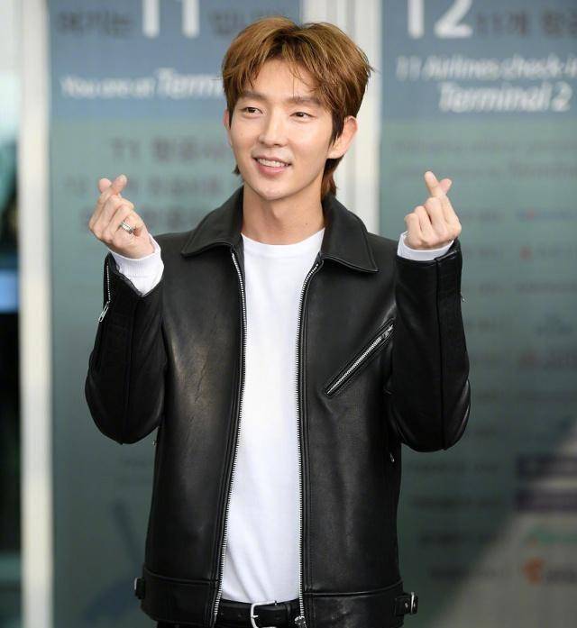 36岁李准基现身机场,气质像中年油腻大叔,快还我""王的男人"_黑色