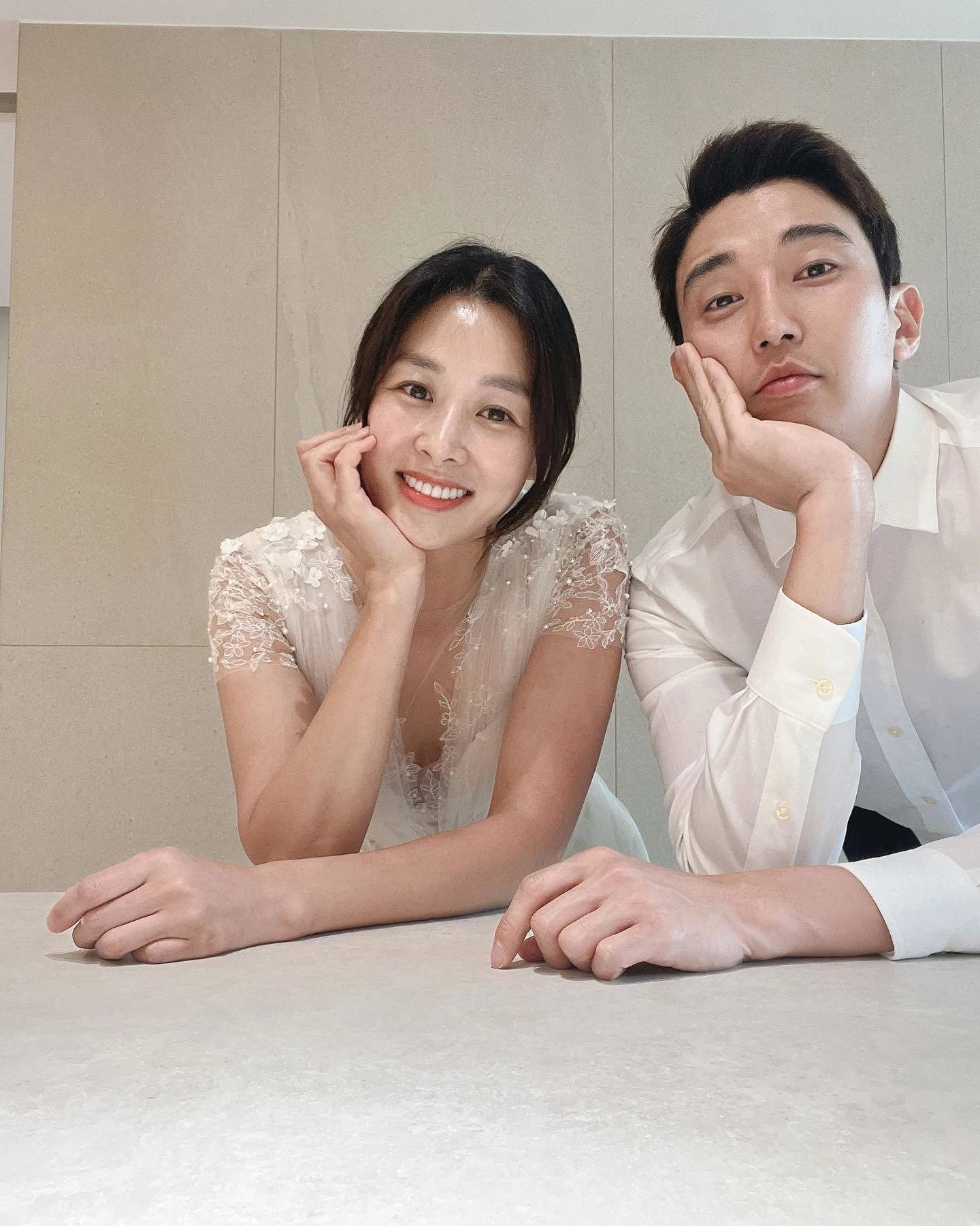 张申英 韩女星婚礼上，带着前夫的12岁儿子，如今她与丈夫庆祝结婚5周年_张申英_姜京俊_网友