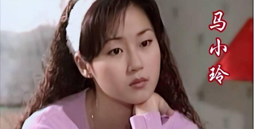 单眼皮的万绮雯,年轻时候漂亮,年华渐去,优雅也越来越迷人_造型_发型