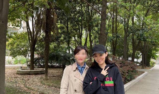 35岁张小斐携男助理喝咖啡,所开豪车价值300万,身价大涨_贾玲_表演