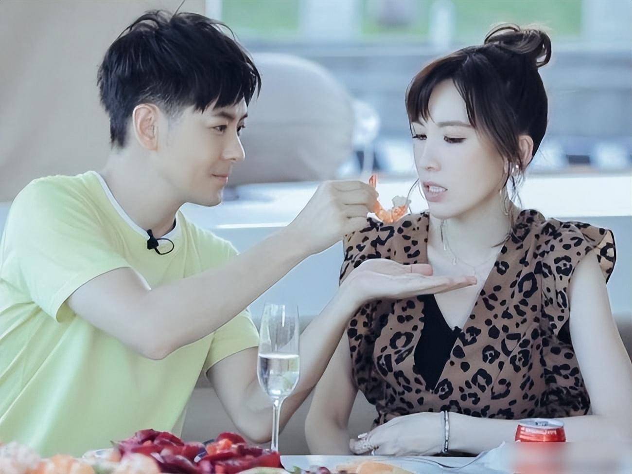 有媒体问林志颖,这个家中谁付出更多,林志颖脱口而出,陈若仪.