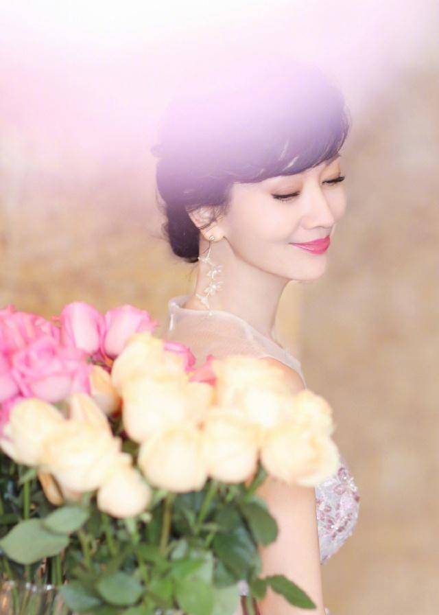 64岁赵雅芝美出新高度,晒3张照片被赞年轻,美若花仙子!