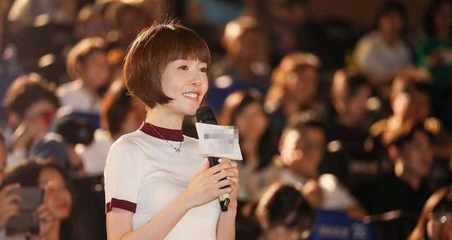 49岁陈鲁豫换发型,齐刘海bobo头减龄时髦,格纹裤配白t休闲个性_显得