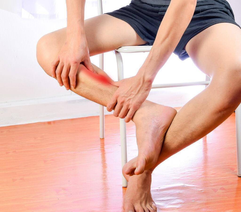 65岁"渣哥"吕良伟,经常扎马步练腿,与大爷合照好似年轻小伙_训练_动作