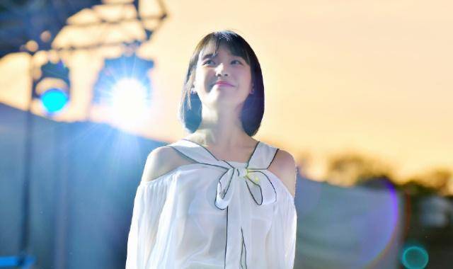 iu出席延世大学校庆,不小心打翻庆生蛋糕,之后她的做法令人称赞_花束