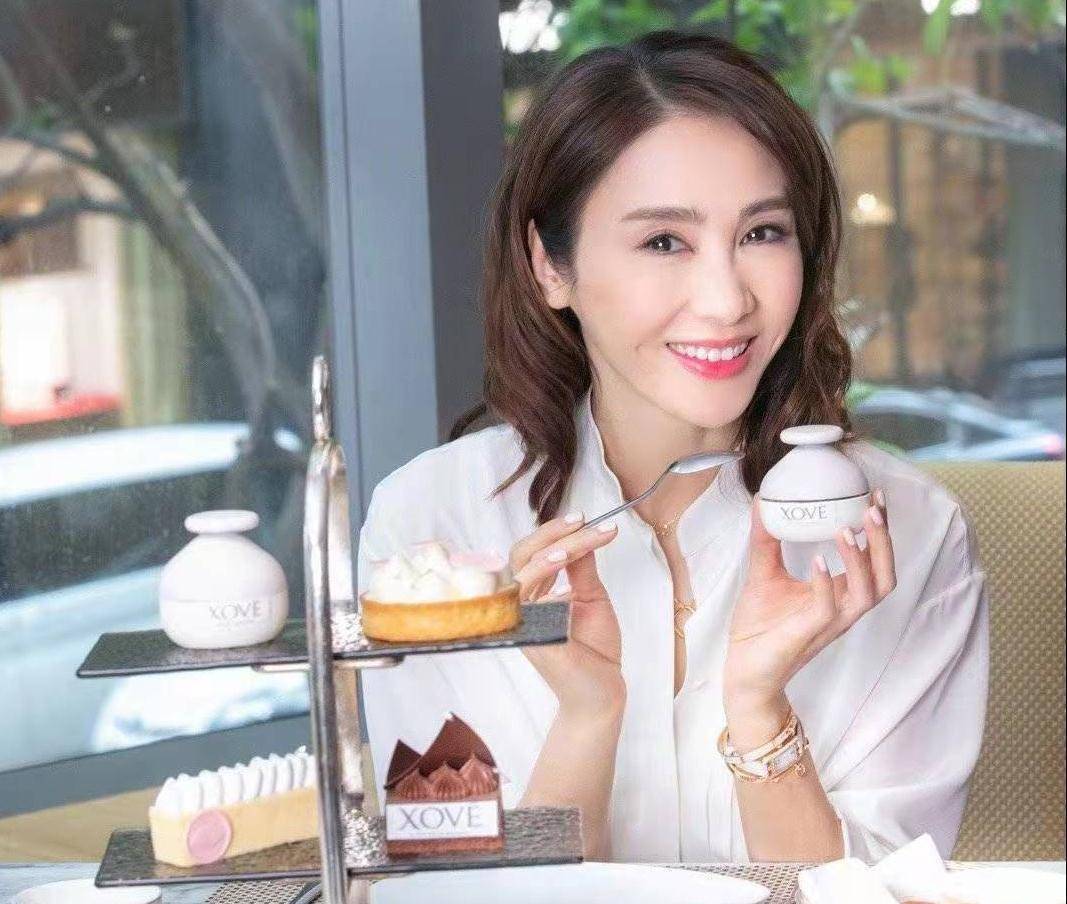 50岁的黎姿温柔耐看,秋冬装扮时髦保暖有风韵,优雅老去自然从容