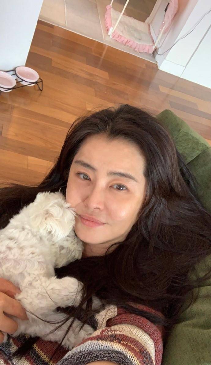 54岁王祖贤近况曝光「长白发了」 顶素颜死亡角度自拍…狂喷仙气_微博