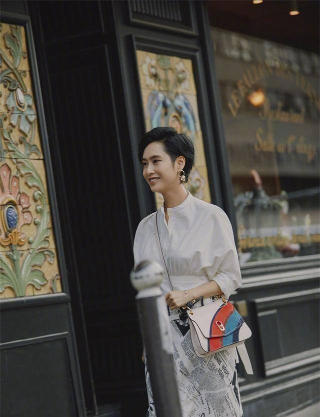 47岁朱茵亮相时装周,玩少女穿搭青春感强,气质却回不去了_报纸_仙子
