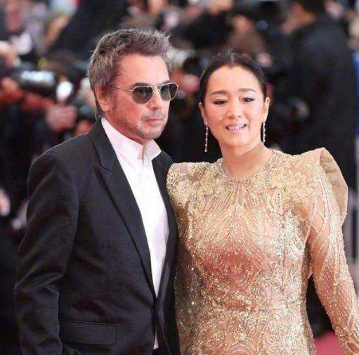 56岁巩俐嫁74岁法国男友,俩人同框大秀恩爱,互动甜蜜令人艳羡_爱情_巩