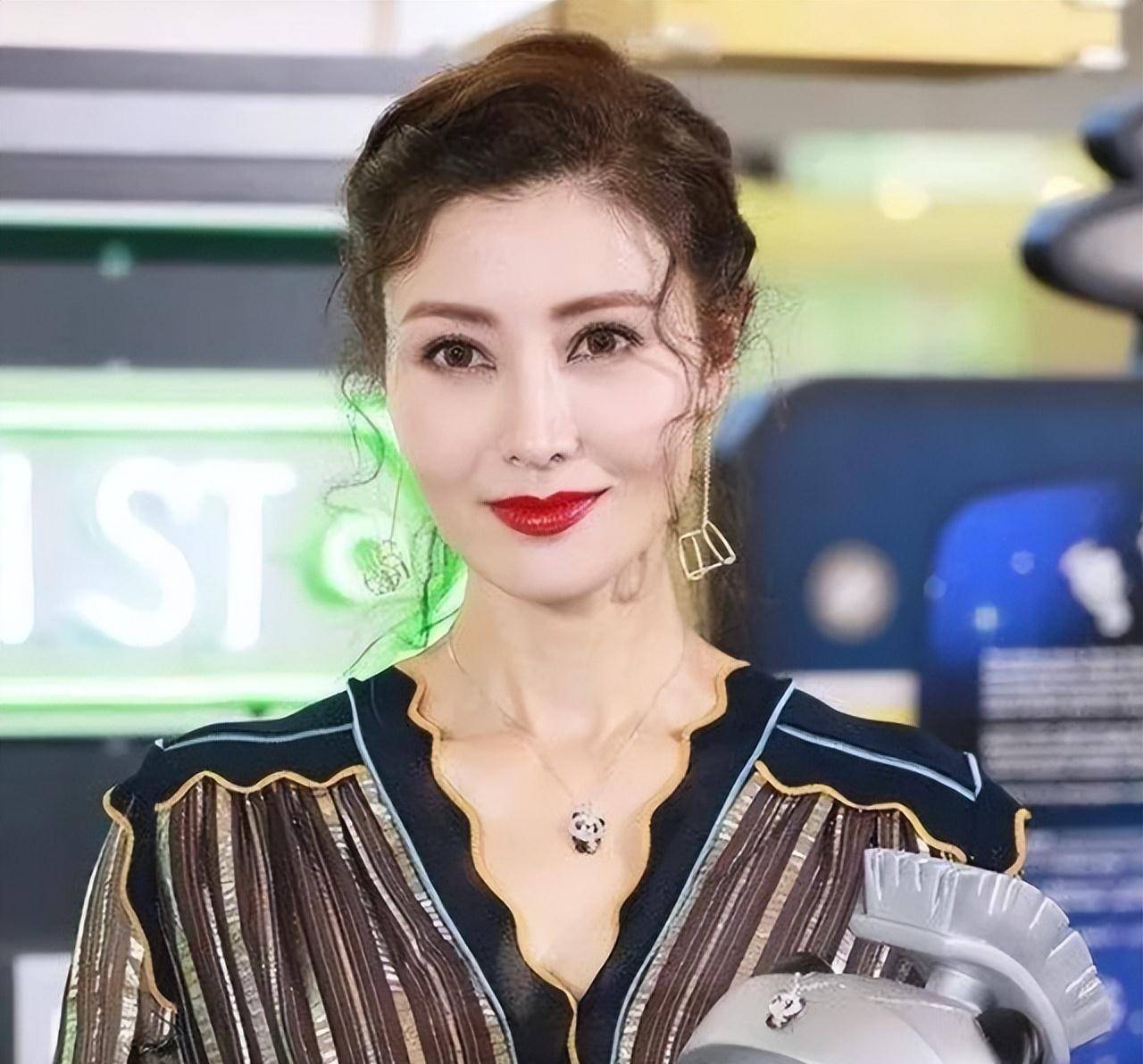 而这次李嘉欣晒的照片也比较特别,因为是