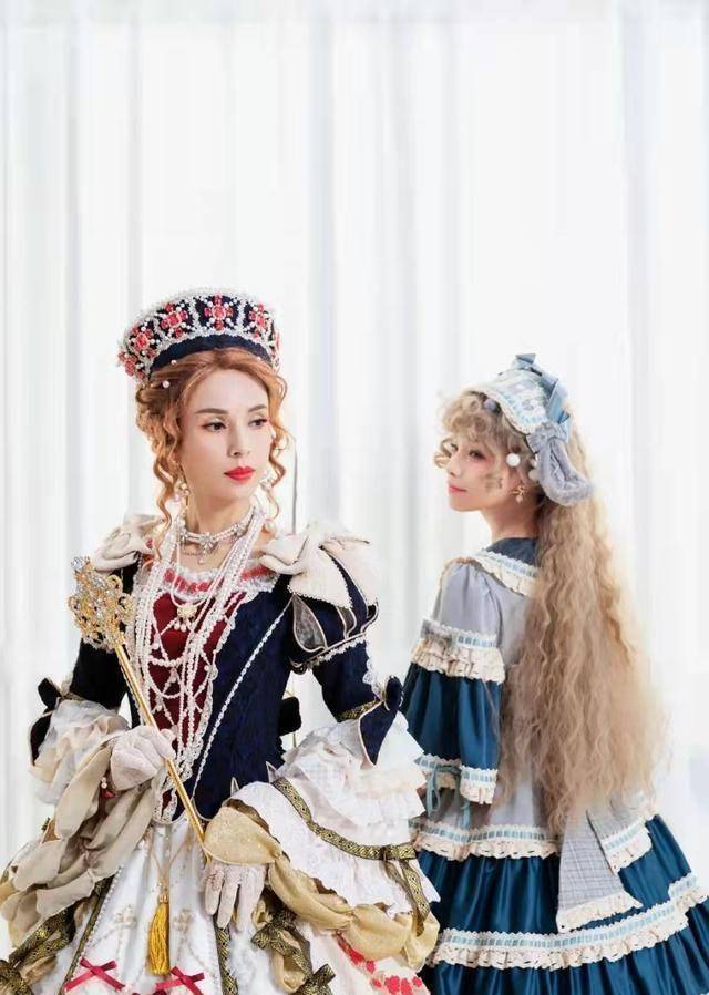 54岁李若彤晒洛丽塔装与青春女孩谢安然同框,气质容貌相差无几_lolita