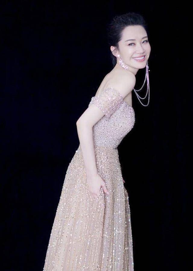 52岁许晴身穿黑色长裙,犹如少女般的美丽!_变化_女人_网友