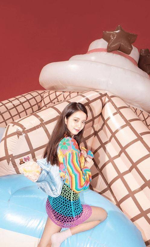 blackpink合作曲金智秀海报公开,身穿彩虹毛衣,变身甜美女孩_jisoo