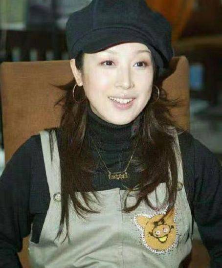 49岁歌手孙悦自曝脚骨折,曾嫁给富豪,如今退居幕后开公司_儿子_生活