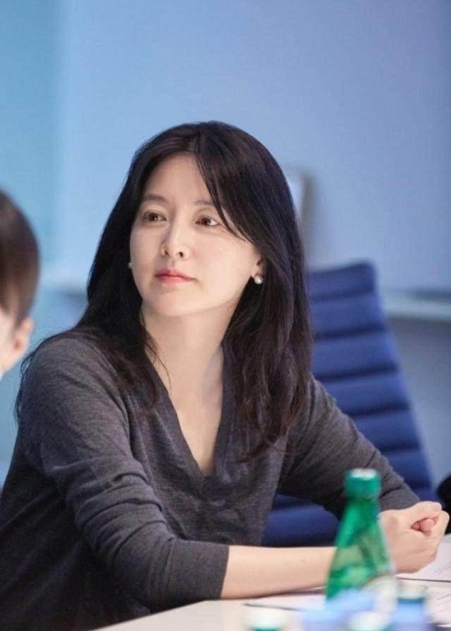 47岁李英爱一头卷发现身机场,肤白貌美气质绝佳!_子女_香港_皮肤