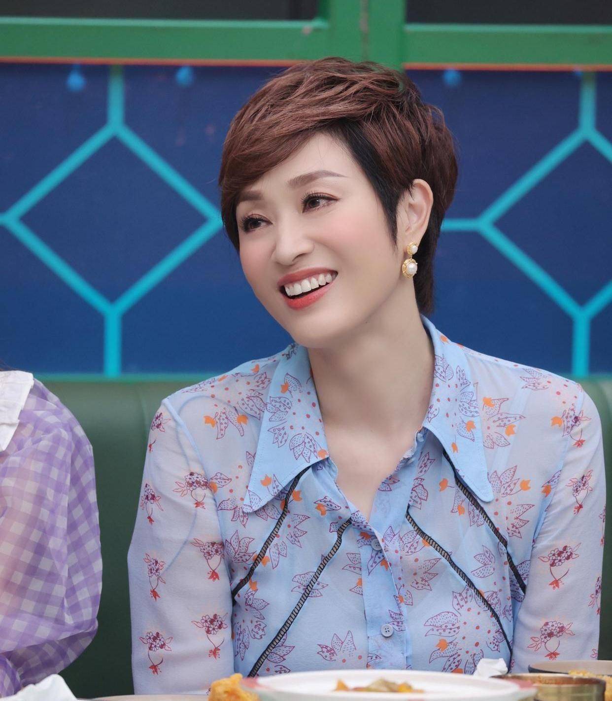 54岁陈法蓉在线求偶,闺蜜朱茵立马帮忙,姐妹们学着点_黄贯中_单身