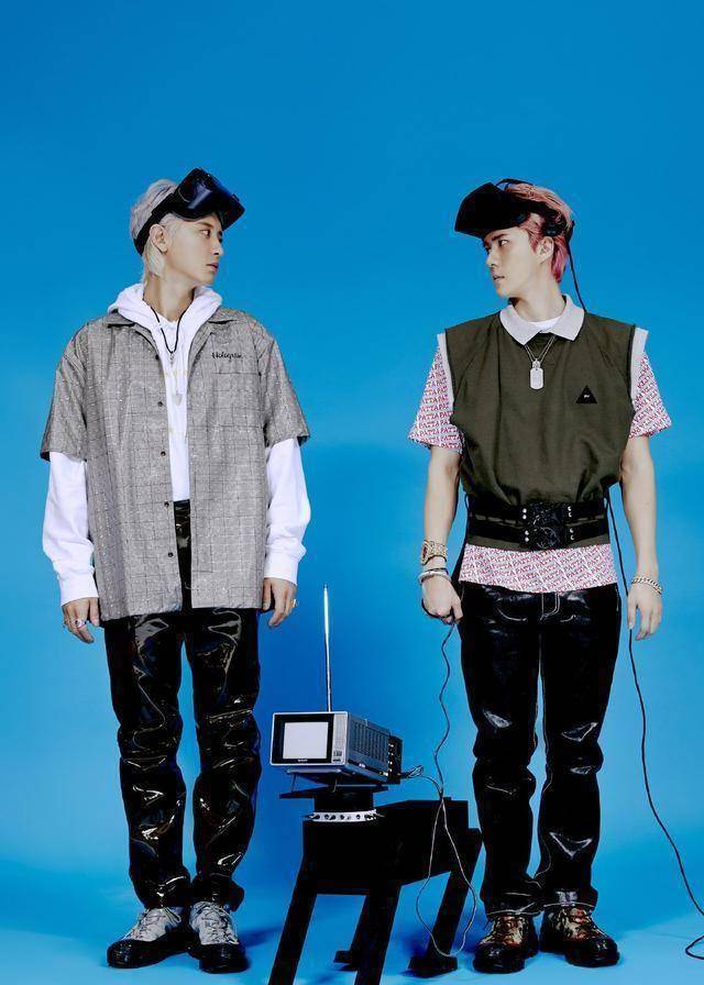 exo-sc小分队回归,皮裤亮眼,吴世勋精致帅气,朴灿烈少年感依旧_带着