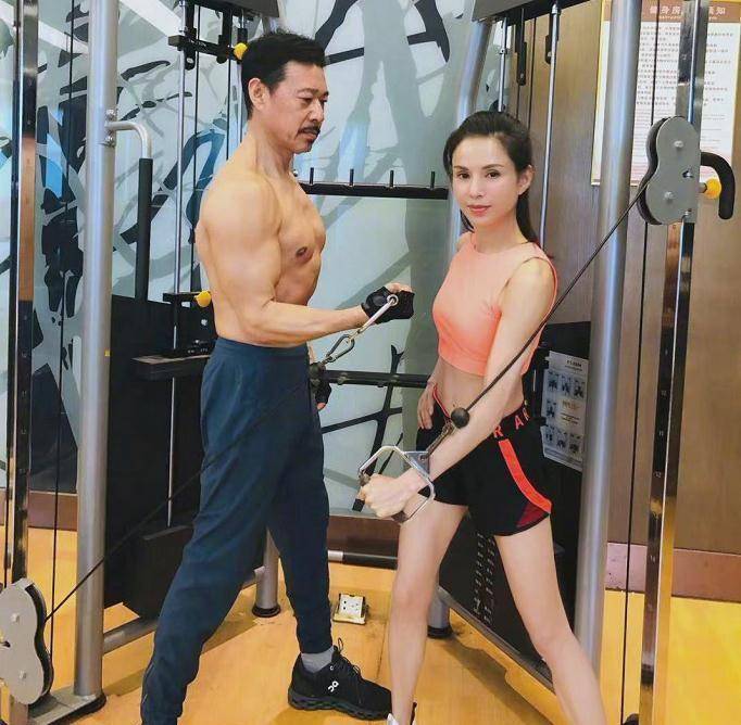 65岁张丰毅和李若彤一起健身,运动背心秀腹肌,两人肌肉线条抢镜_年龄