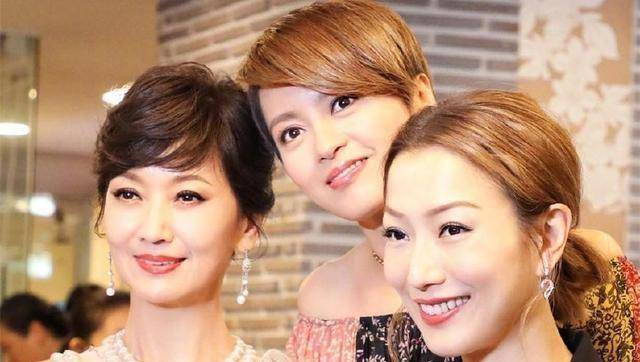 64岁赵雅芝少女装出镜,不输梁咏琪郑秀文,出道40年成冻龄女神_感情