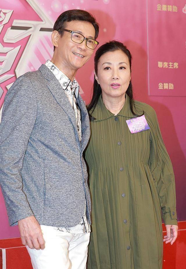 72岁郑少秋与汪明荃再同台,两人牵手翩翩起舞,一个帅气一个优雅_舞台