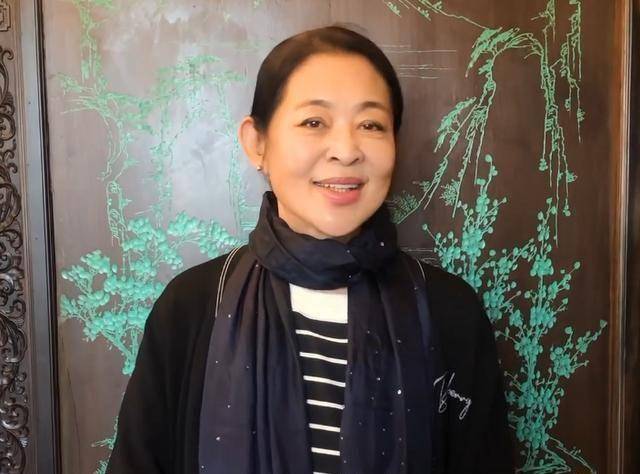 61岁倪萍晒近照,穿黑毛衣配格子裤接地气,皱纹明显但气色不错_气质