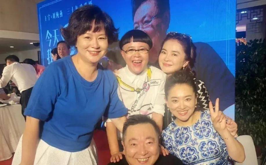 55岁金龟子晒出全家福,被老公甜蜜搂肩,和小33岁女