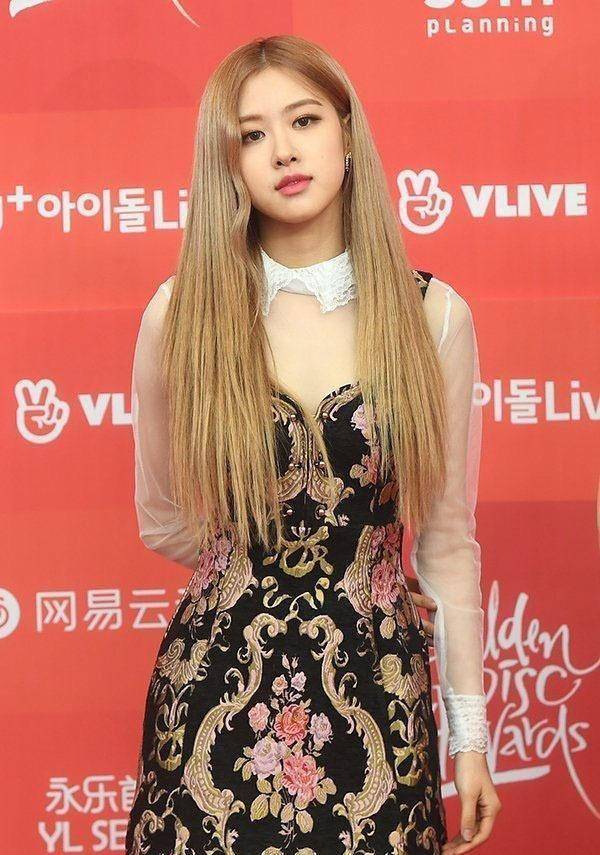 blackpink红毯私服,jennie和jisoo轻熟优雅,lisa和rose减龄少女_智秀