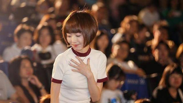 49岁陈鲁豫换发型,齐刘海bobo头减龄时髦,格纹裤配白t休闲个性_显得