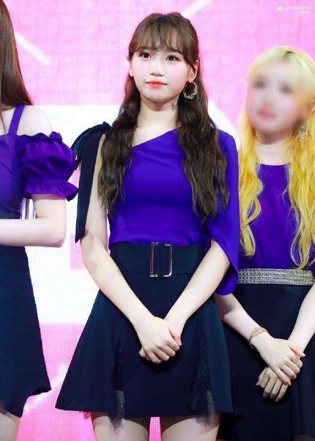 izone金采源最新私服,黄色针织衫搭配高腰裙,青春甜美未来可期_黑色