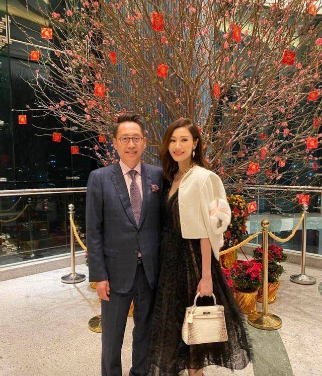 50岁李嘉欣晒高档化妆品,被指模仿阔太甘比,似乎对过往仍意难平