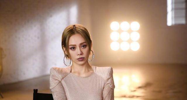 时间变得特别快,尽管宁静的年龄变大了,但是她看起来还是非常年轻的