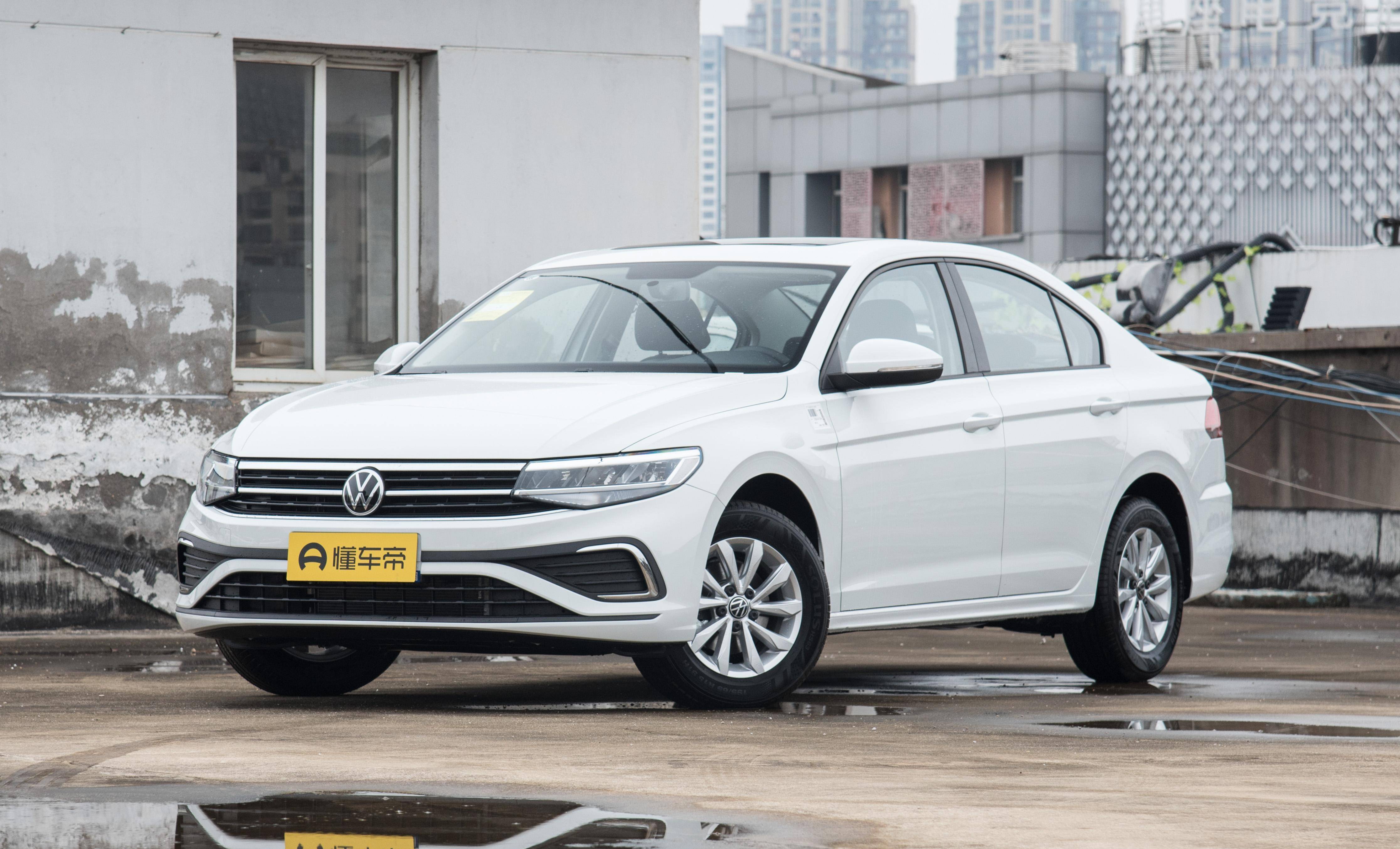 大众宝来,轴距2688mm,搭载1.5l动力,油耗5.