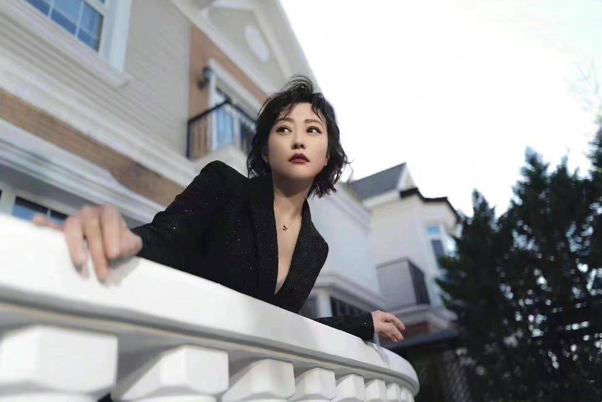 郝蕾瘦下来太惊艳,拍时尚大片高级洋气,穿紧身裙不见赘肉_身材_设计