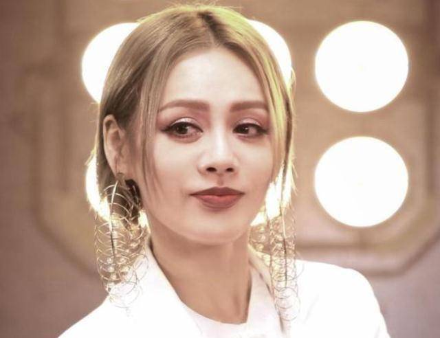 宁静的年龄是自己49岁,这个年龄还是比较大的,但是她依然在拍电视剧