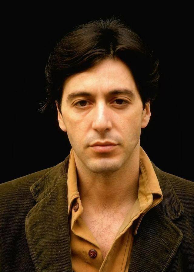 81岁阿尔帕西诺出街,昔日"教父"身形佝偻步履蹒跚,让人伤感_卡米拉·