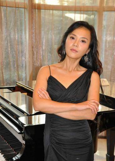 49岁的王宏伟,两鬓已经花白,与钢琴家妻子的生活,特别幸福_杨珊珊