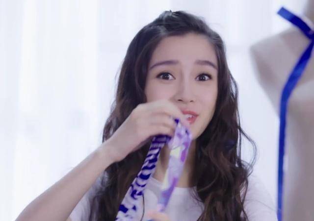 angelababy用丝巾包小鸭子,可爱包扎木乃鸭,baby最后表情萌一脸_时候