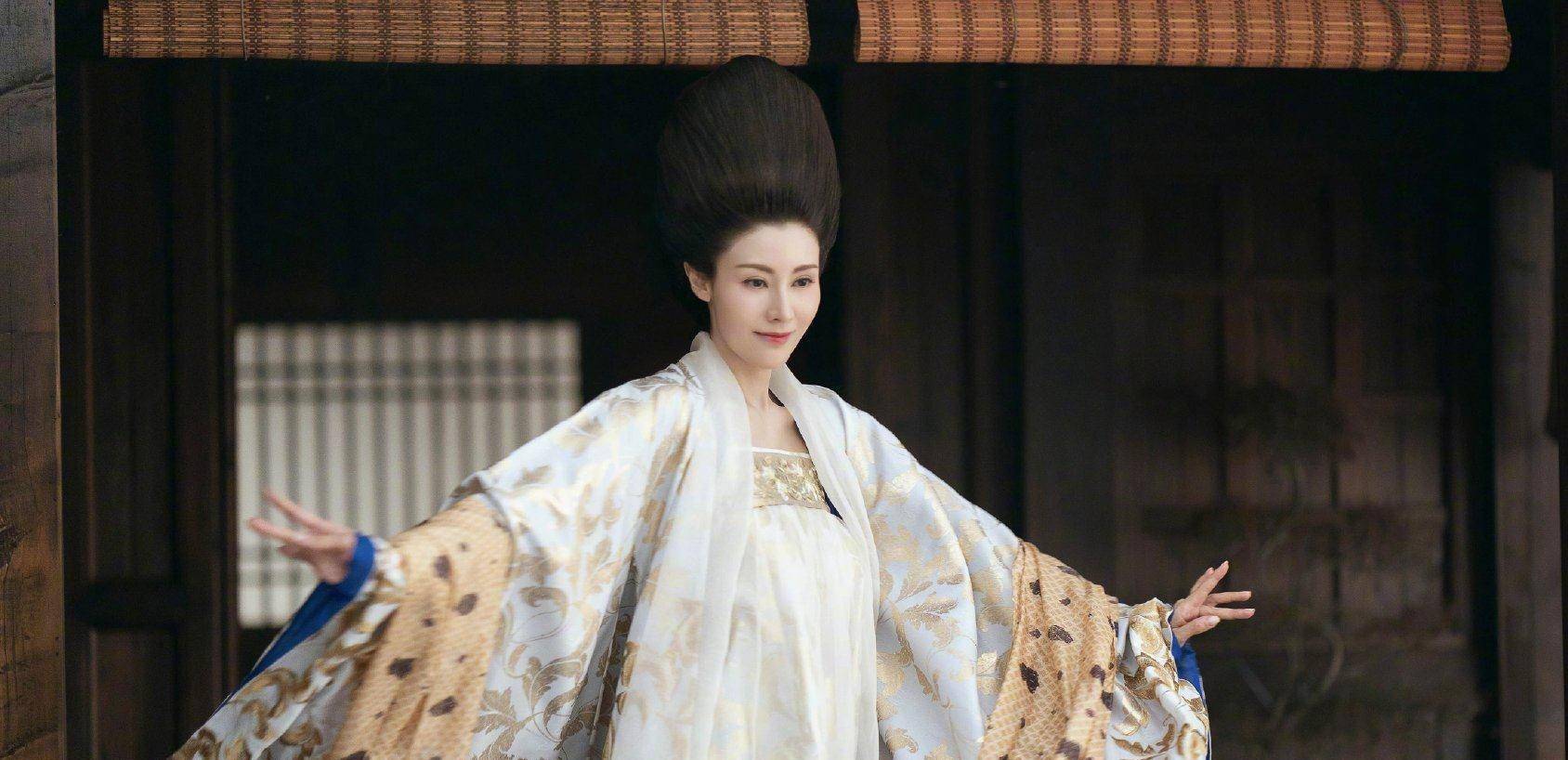 49岁的李嘉欣身穿汉服饰演杨贵妃,丰腴妖娆,尽显少女娇俏之姿!