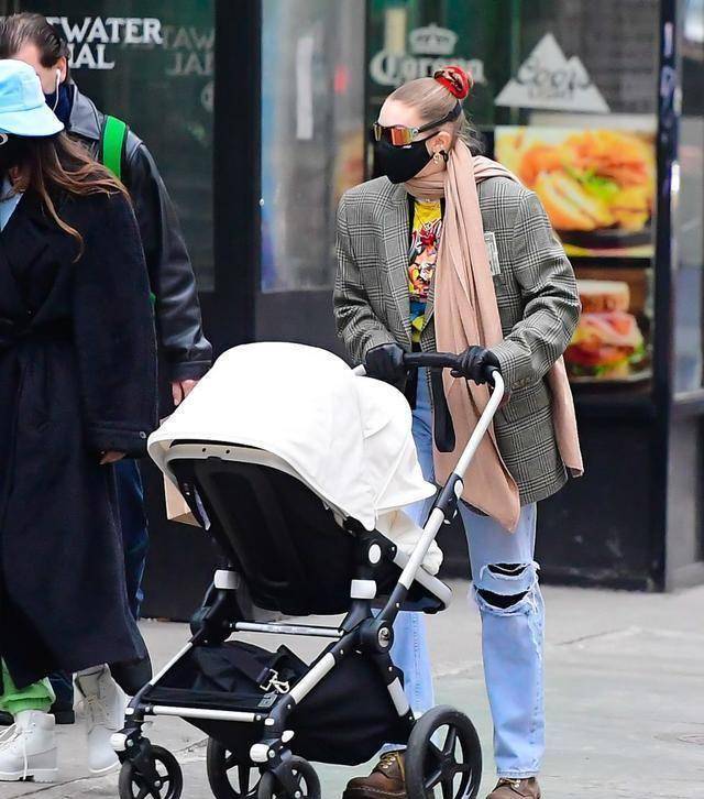 gigihadid带女儿时髦出街!论超模辣妈是如何养成的_造型_黑色_大衣