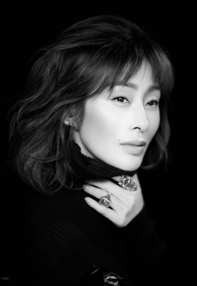 51岁女神张敏晒全新写真,颜值回春风采更盛,依然年轻有魅力_近照_时代