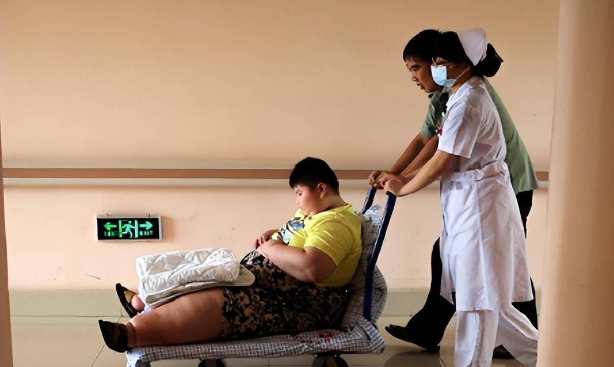 体重300斤,一顿饭吃了八碗饭,临死前痛哭:我要变美_徐周磊_父母_医生