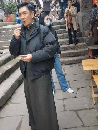 51岁陈浩民现状太心酸,为拍戏赚钱吃烤串充饥,鬓角发白尽显老态_生活