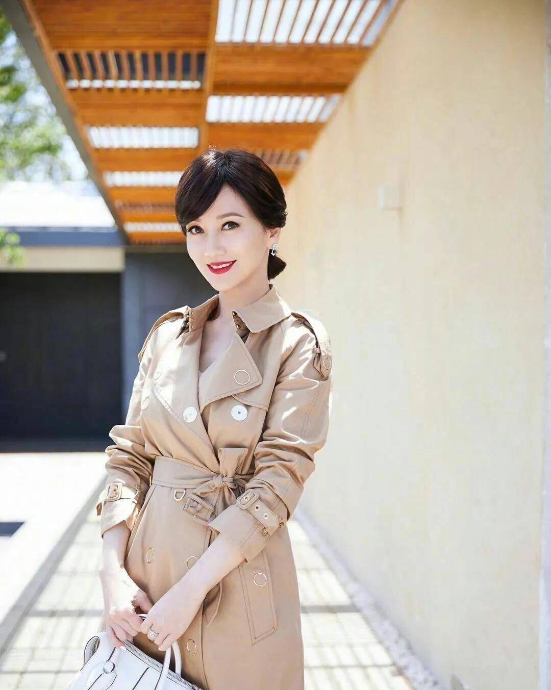 赵雅芝这几套请照搬_女性_嫩黄色_旗袍