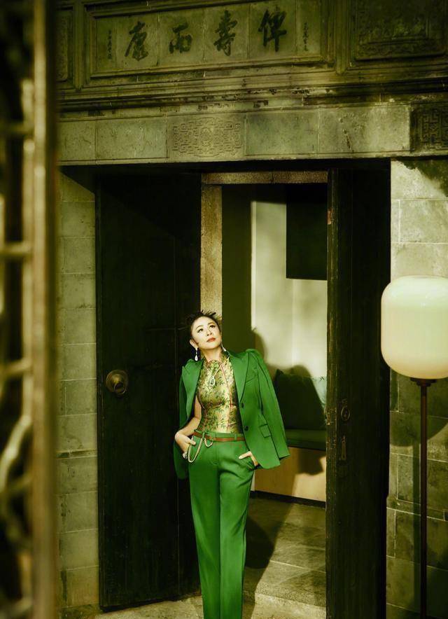 54岁刘嘉玲风韵犹存!