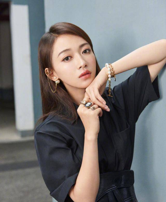 angelababy吴谨言,相差3cm,同样搭配红格子,不是腿长就能赢!